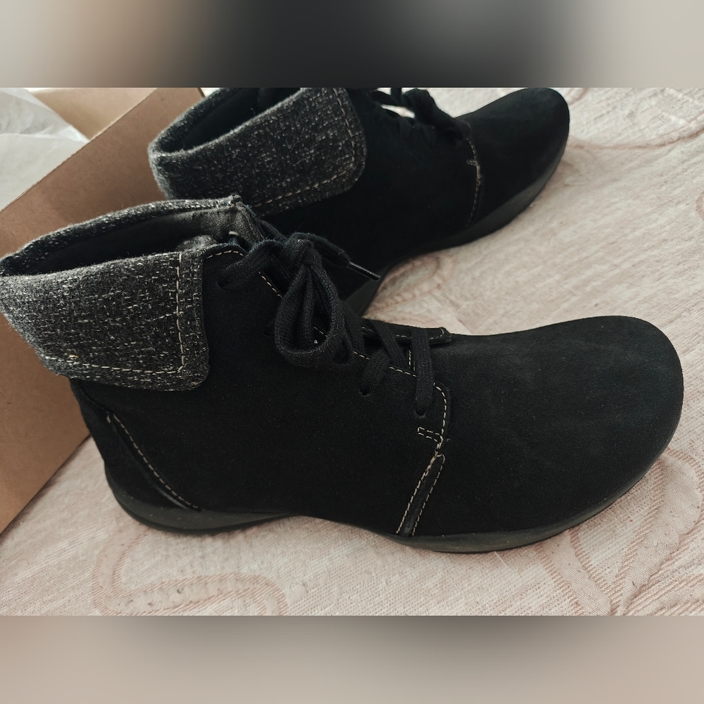 Clarks Black Ankle Boots with Gray Cuff 9.5M